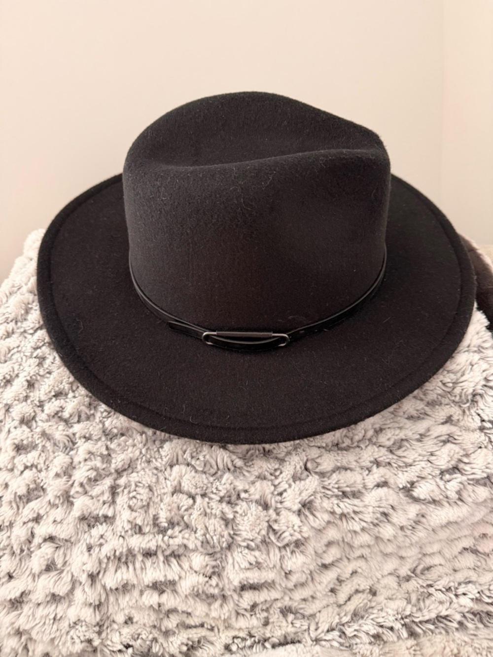 Nine West Black Wool Hat w/Slim Band